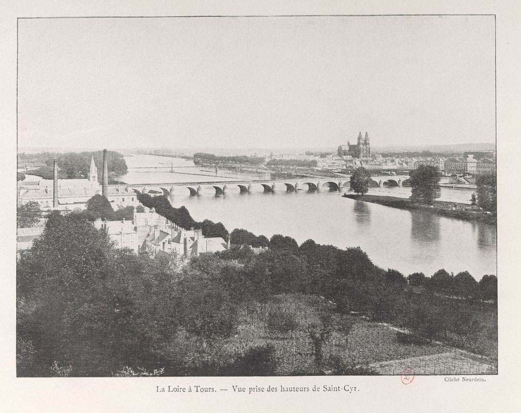 Tours vu de la Loire